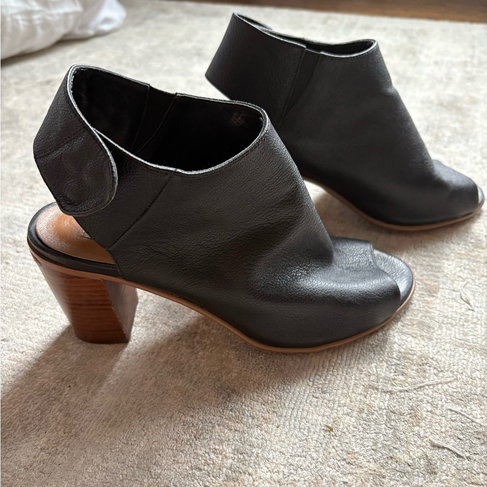 Steve Madden Black Leather Peep Toe Heels